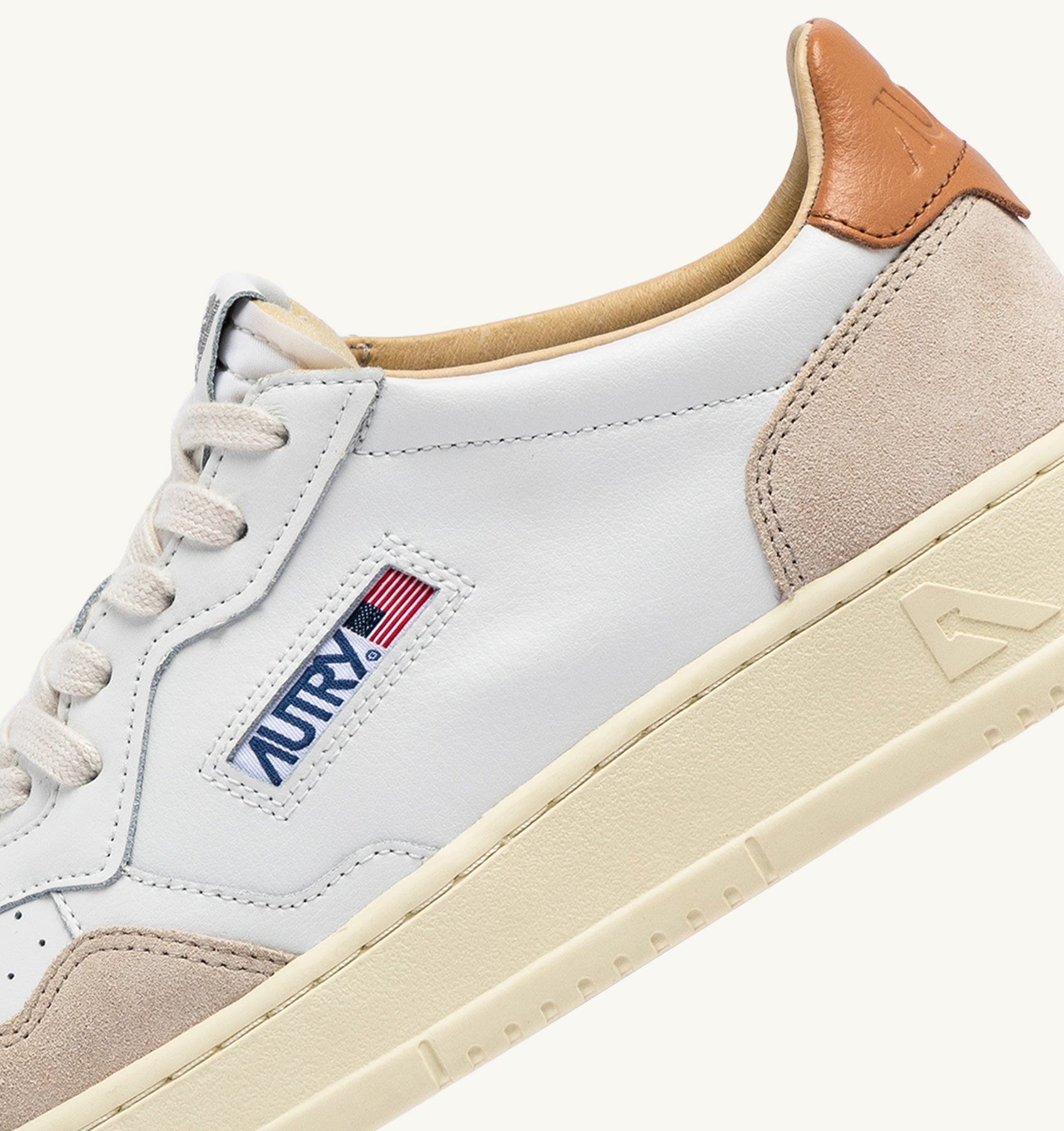 MEDALIST LOW SNEAKERS IN WHITE AND SANDSTORM LEATHER SUEDE