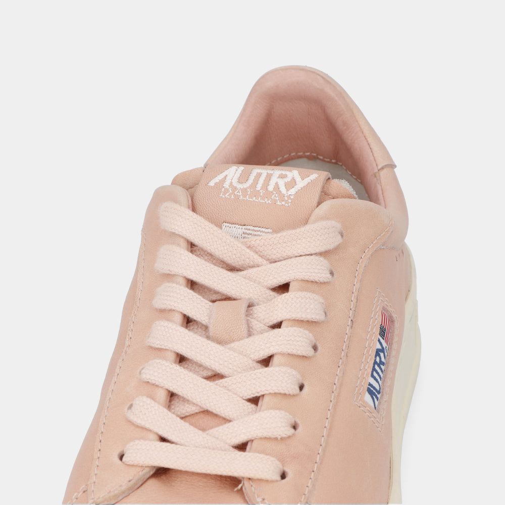 Dallas Low Sneakers in Leahter color Peach